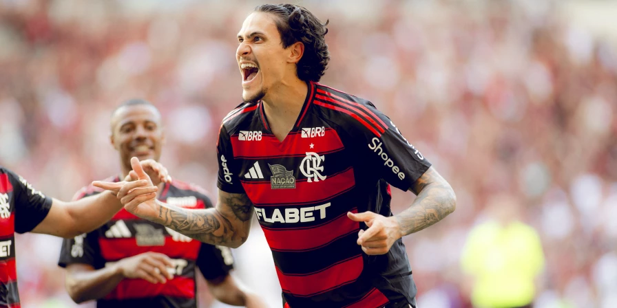 Pedro comemora: o Flamengo goleou o Corinthians pelo Brasileirão.