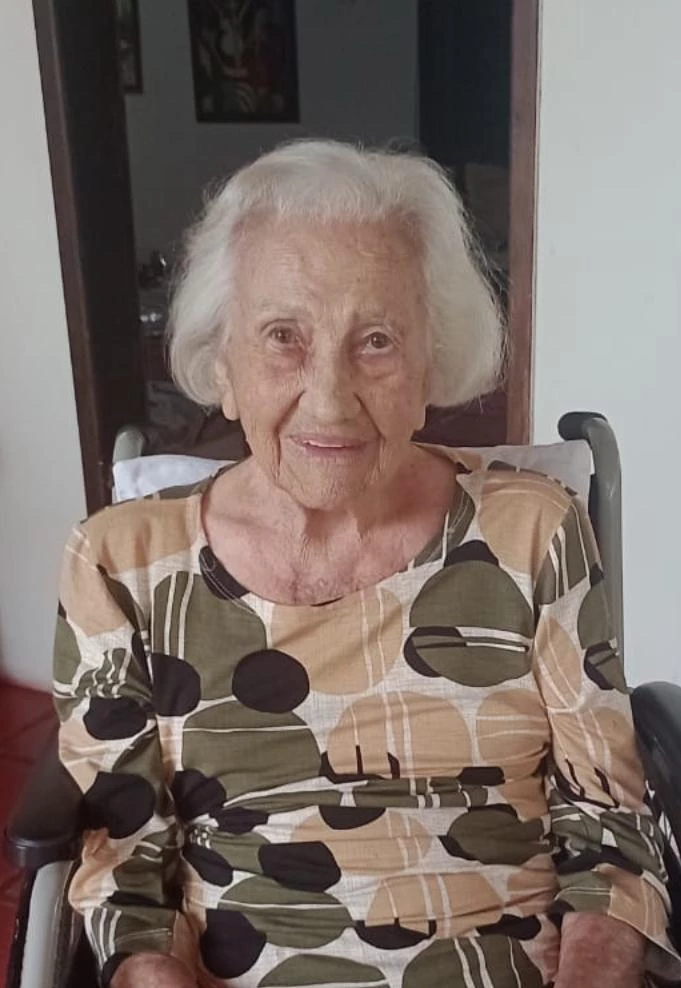 Do alto dos seus bem vividos 98 anos – comemora 99 anos em outubro – Dona Cacilda Bernardes de Albuquerque exibe novo visual com sinais de que ainda viverá por muito tempo, para alegria de seus familiares e amigos