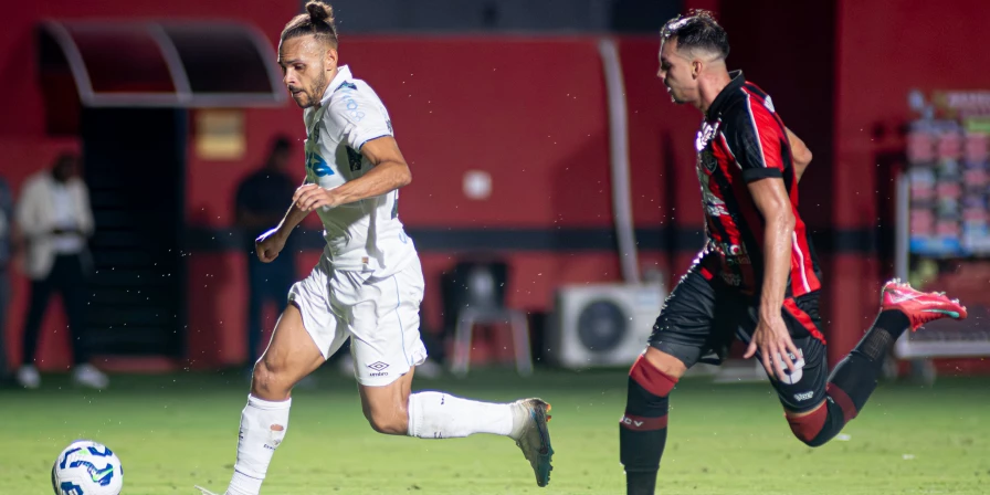 Lance da partida entre Vitória e Grêmio, pelo Campeonato Brasileiro.