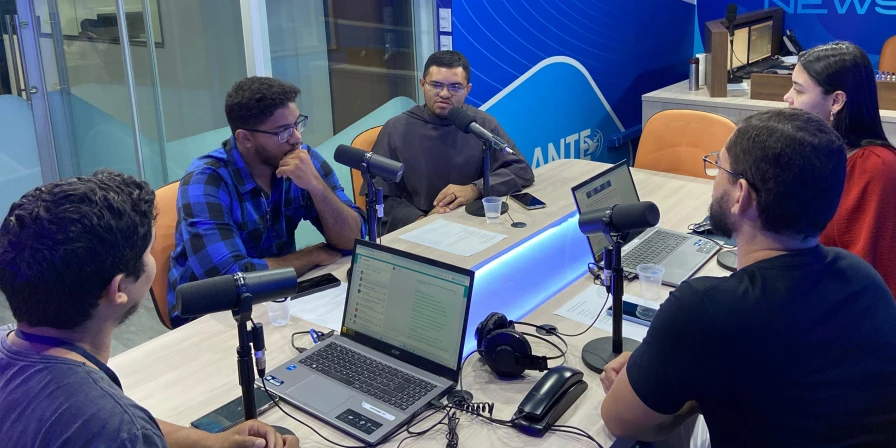 William Braga e Ricardo Marques e o frei Alisson mesquita durante o programa Atualidades.