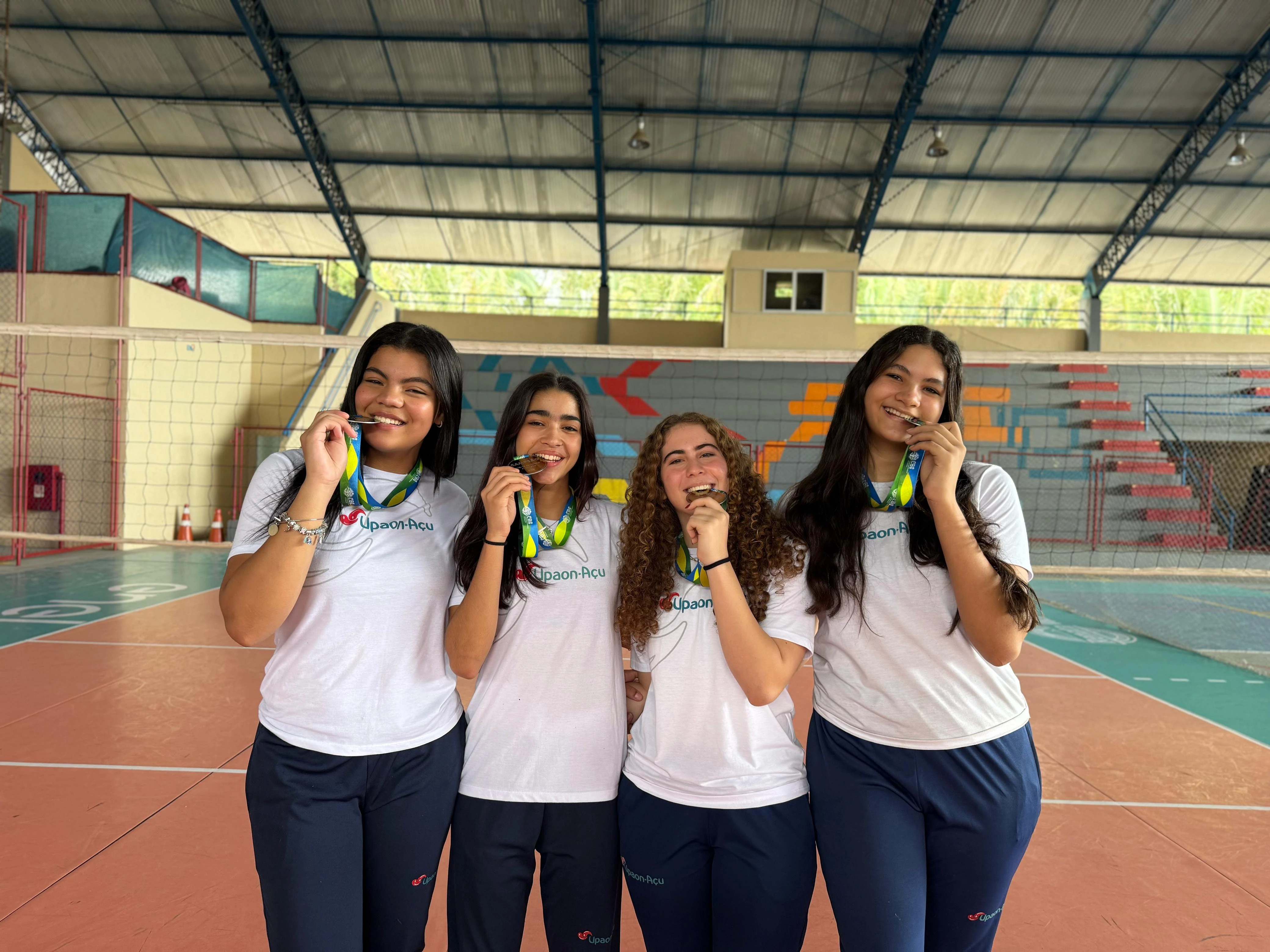 As estudantes e atletas do Upaon Graziely Ferry, Paloma Barros, Ana Carolina e Akemi Freitas tiveram papel determinante na jornada vitoriosa da Seleção Maranhense no CBS. (Foto: Divulgação/Escola Upaon-Açu)