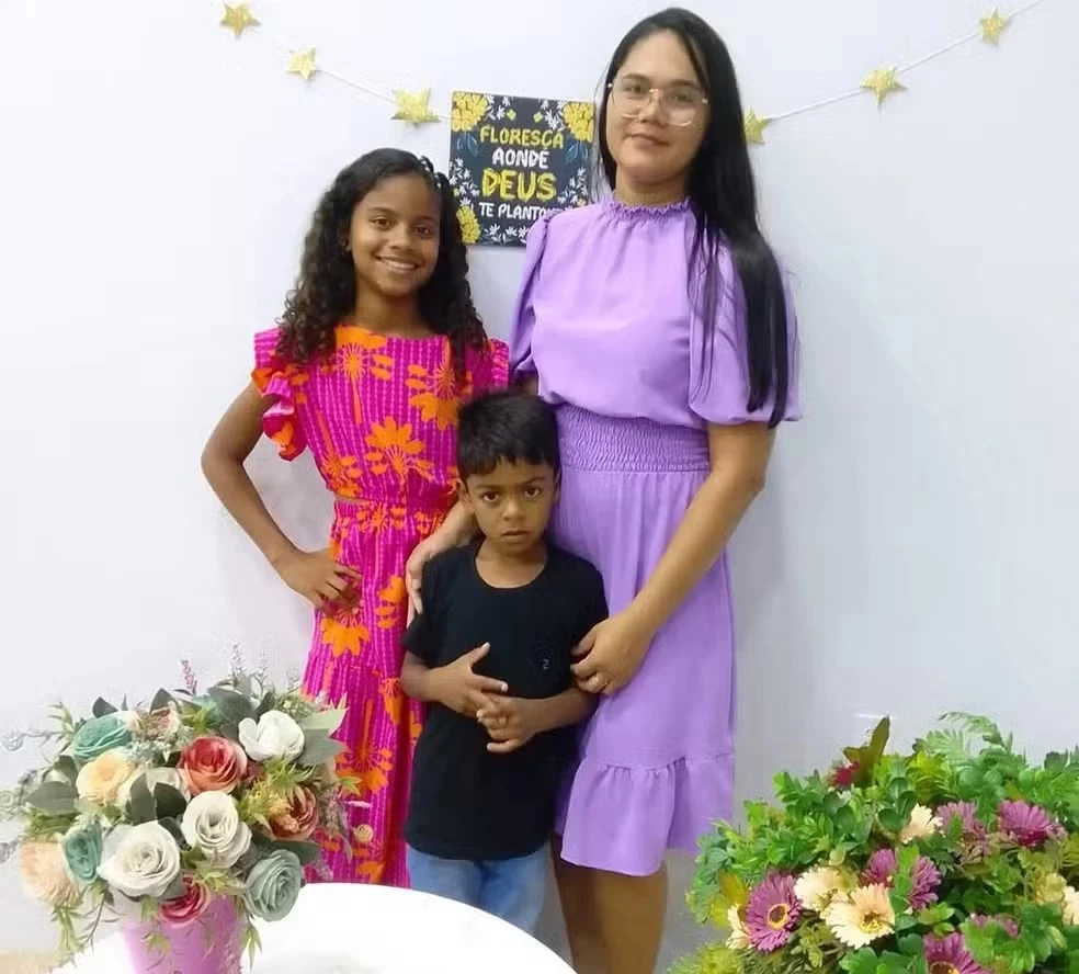 Os dois filhos de Mirian Lira morreram após envevenamento. (Foto: Reprodução)