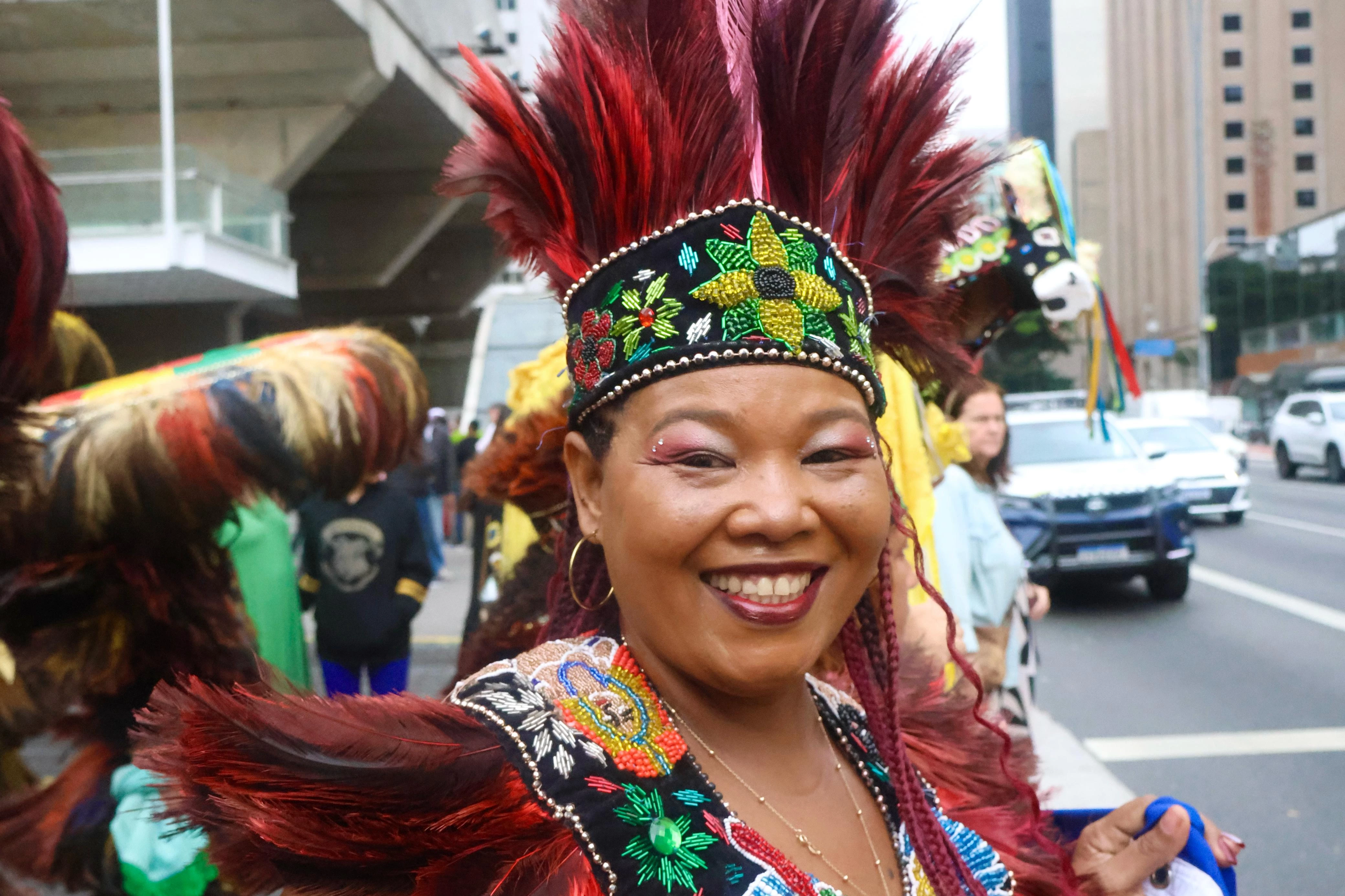 Índia do Boi de Maracanã durante apresentação na Avenida Paulista