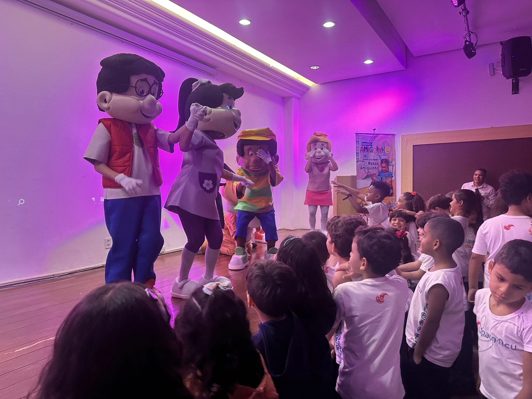 A turma do “Nosso amiguinho” fez apresentações teatrais no auditório da escola com a temática do combate ao bullying. (Foto: Divulgação)
