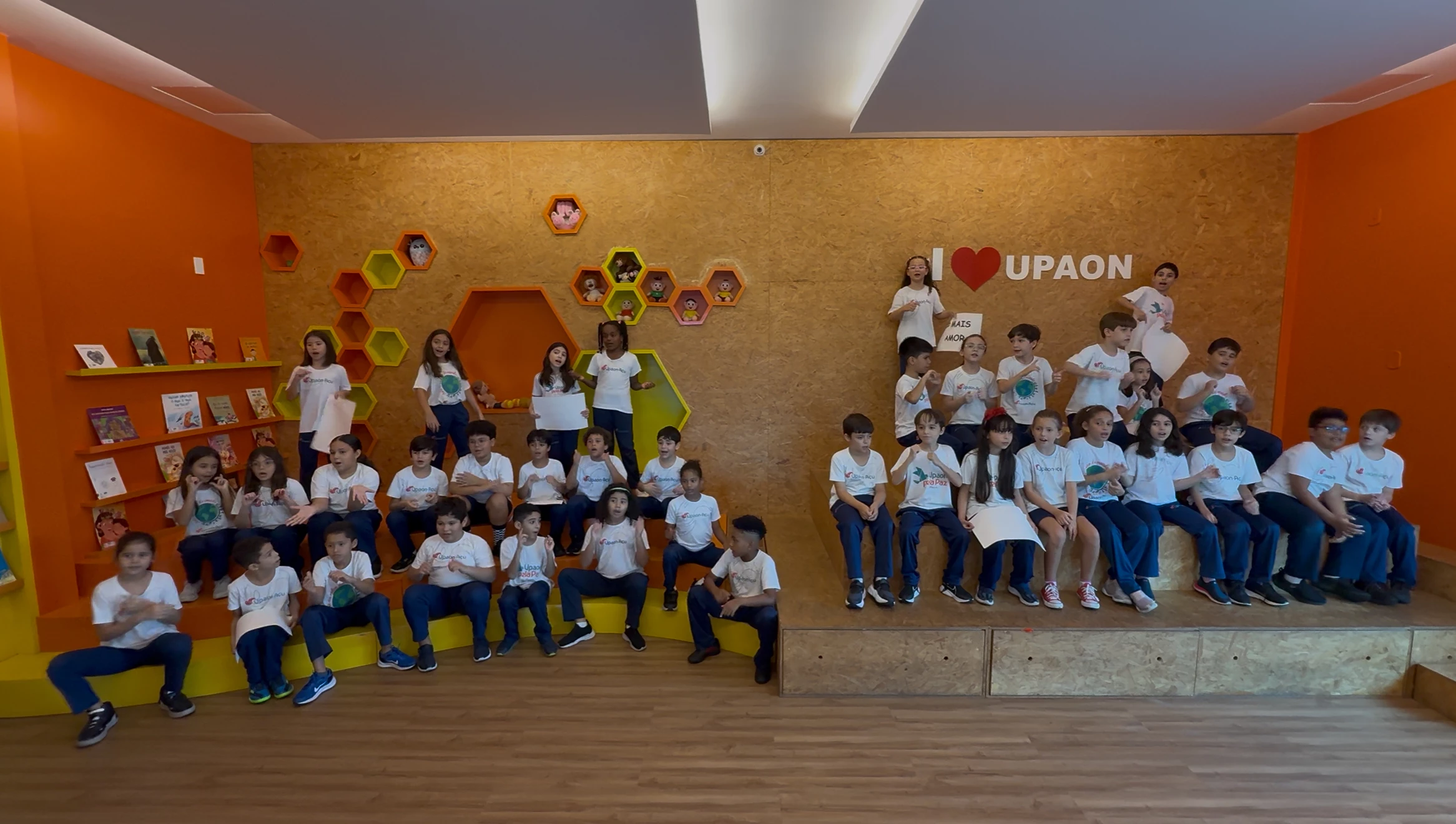 Estudantes da escola Upaon-Açu ensaiaram apresentações musicais e assistiram a apresentações teatrais para compreender de forma lúdica a temática do combate à violência e ao bullying e ao cyberbullying. (Foto: Divulgação)