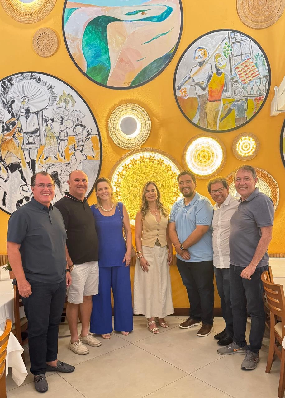 Rosália Lucas na companhia de Joaquim Neto, Patrícia Barbosa, Pedro Robson, Vinícius Vale, Armando Ferreira e Paulo Matos, no Cabana do Sol