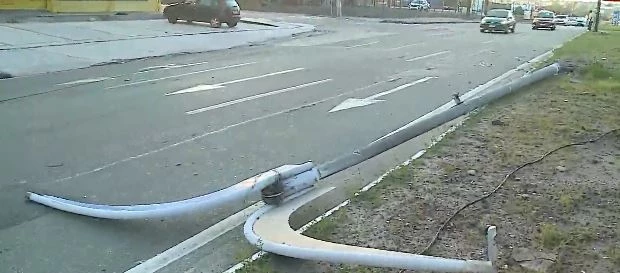Poste cai após batida na avenida Jerônimo de Albuquerque. (Foto: Reprodução/TV Mirante)