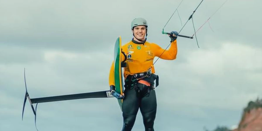 Bruno Lobo está fazendo os ajustes finais para a disputa do Campeonato Europeu de Fórmula Kite.