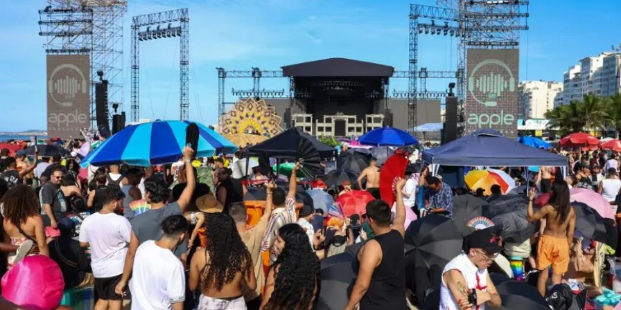 Horas antes do show da Lady Gaga, fãs já lotavam Copacabana.