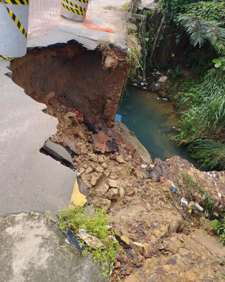 Cratera em ponte no bairro Aurora, em São Luís, preocupa motoristas (Foto: Divulgação/Redes sociais).