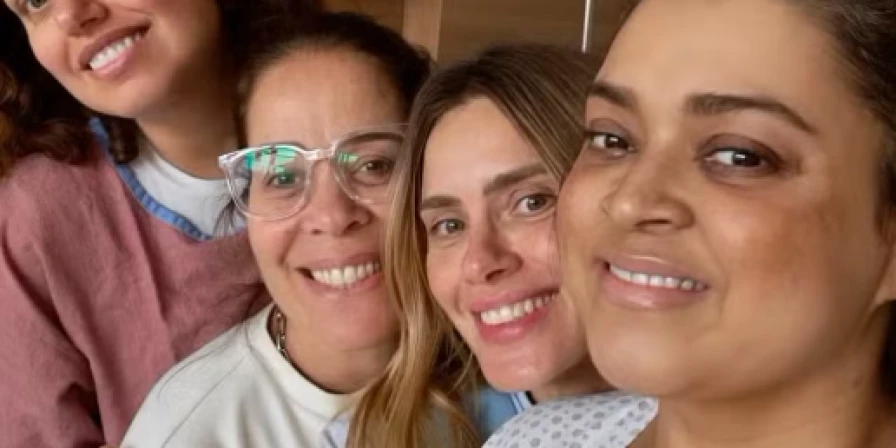Preta Gil compartilhou uma foto ao lado das amigas Carolina Dieckmann, Malu Barbosa e Mari Lobo.