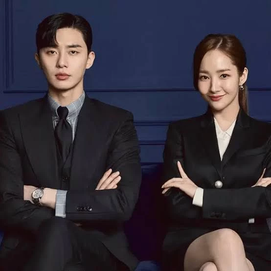 A trama começa contando a trajetória da nossa protagonista, a secretaria Kim, uma garota comum e sem um currículo excepcional, que precisa sustentar toda a família com seu próprio dinheiro. (Foto: Divulgação)