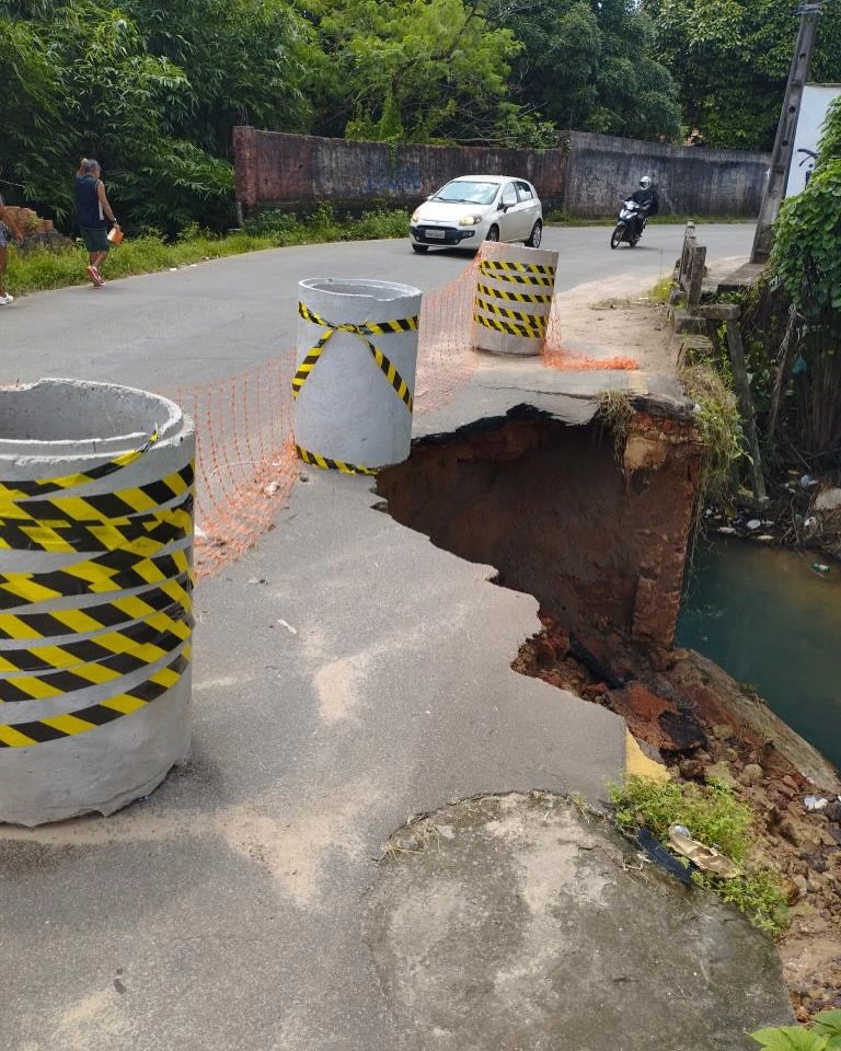 Cratera em ponte no bairro Aurora, em São Luís, preocupa motoristas (Foto: Divulgação/Redes sociais).