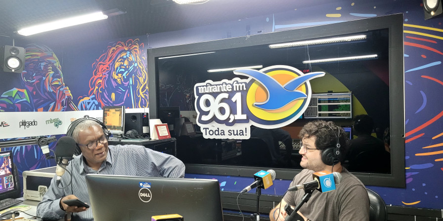 Marcos Lamy conversando sobre o quarto disco de carreira solo (Divulgação)