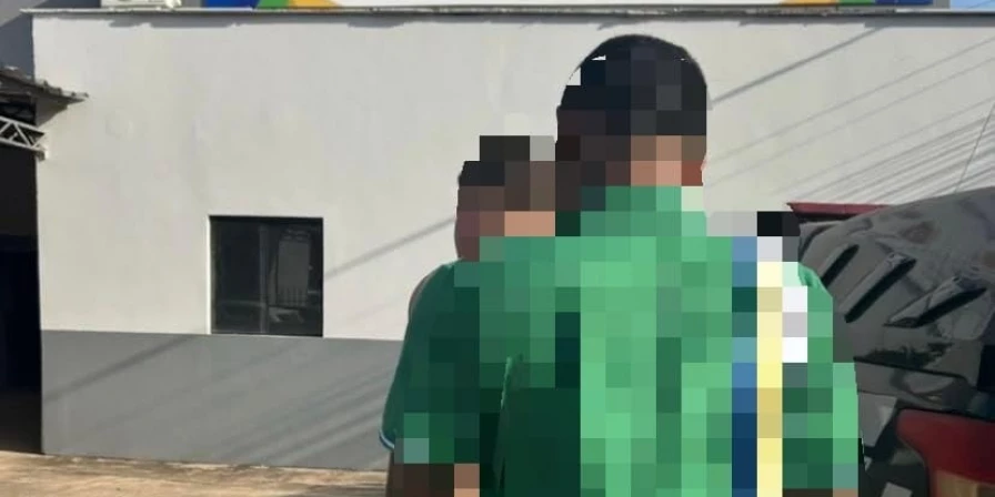 Durante a operação, além das prisões, os policiais apreenderam aproximadamente 1 kg de drogas.