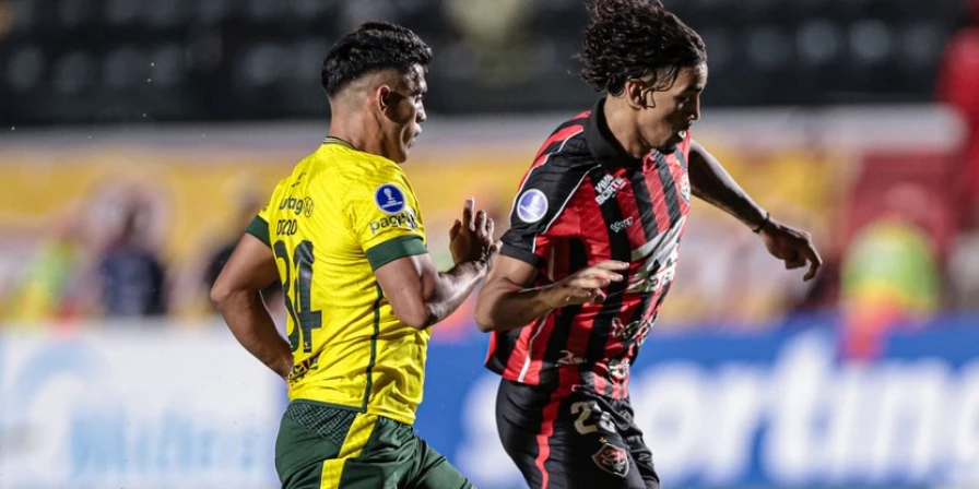 Lance da partida entre Vitória e Defensa y Justicia, pela Copa Sul-Americana.