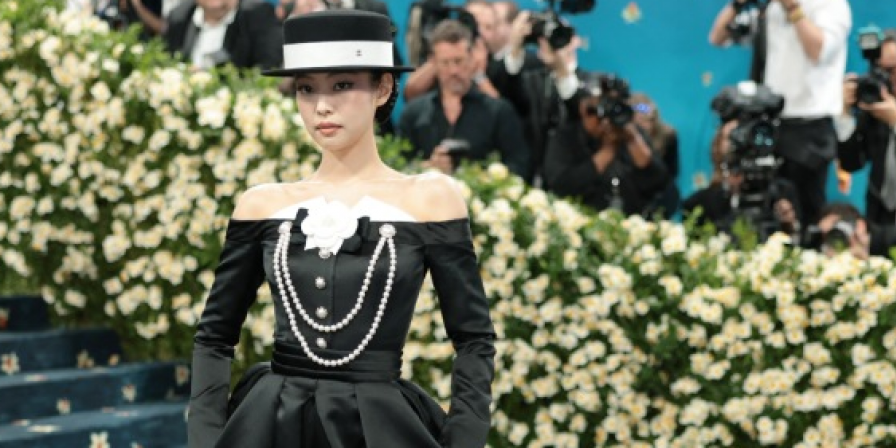 Look de Jennie do BLACKPINK levou 330 horas para ser confeccionado. (Anthony Behar/Sipa USA via Reuters Connect)