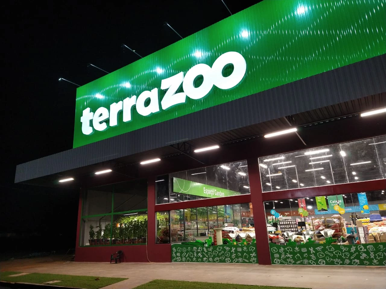A Terra Zoo é reconhecida por oferecer uma experiência diferenciada aos clientes, com espaços dedicados a pets, jardinagem e aquarismo, além de serviços como banho e tosa e clínicas veterinárias.