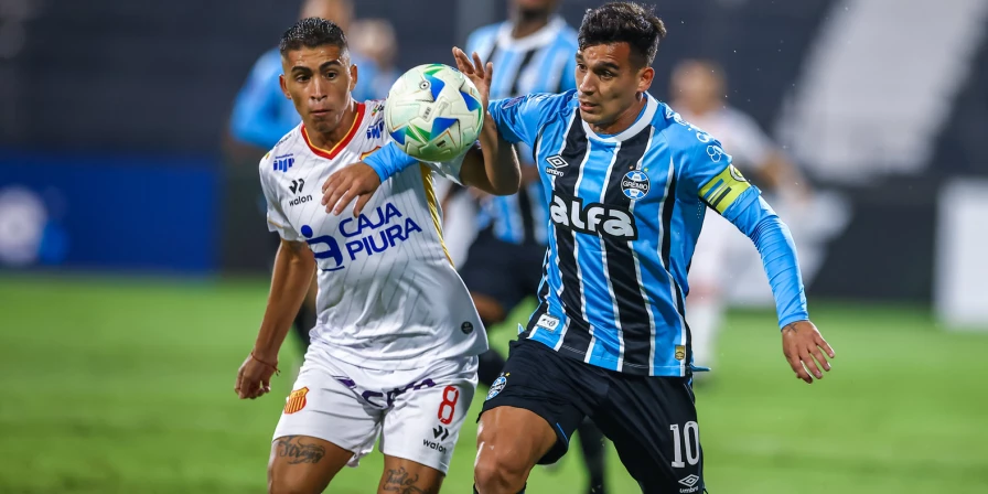 Lance do jogo entre Atlético Grau e Grêmio.
