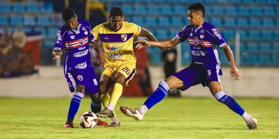 Lance da partida entre IAPE e Maranhão Atlético, pelas semifinais do Campeonato Maranhense.