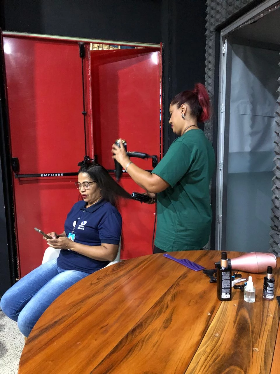 Colaboradora Joaquina recebendo tratamento capilar. (Jessyka Melo/Imirante.com)