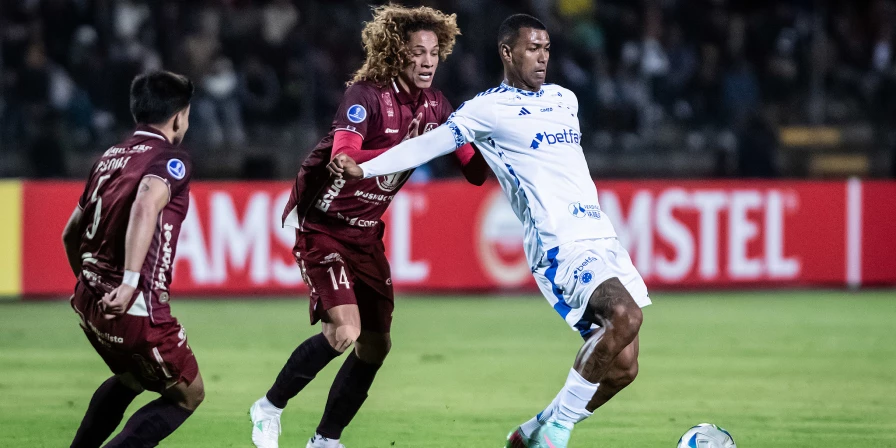 Lance da partida entre Mushuc Runa e Cruzeiro, pela Copa Sul-Americana.