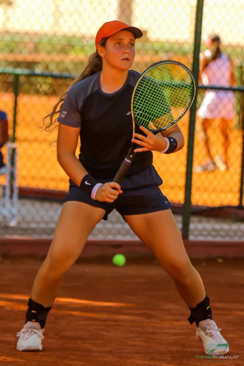 Quem está brilhando nas quadras de tênis e se destacando nacionalmente é a maranhense Bruna Liotto, que vai participar do ITF J30 de Coquimbo, em quadras de saibro no Chile, enfrentando a chilena Renata Montoya. A atuação impressionante de Liotto evidencia a profundidade e o potencial do tênis juvenil brasileiro, prenunciando grandes avanços enquanto ela e as demais atletas buscam a glória nos torneios internacionais