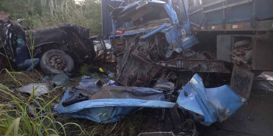 Caminhoneiro fica gravemente ferido em acidente com quatro veículos em Codó. (Foto: Divulgação/PRF) ((Foto: Divulgação/PRF))