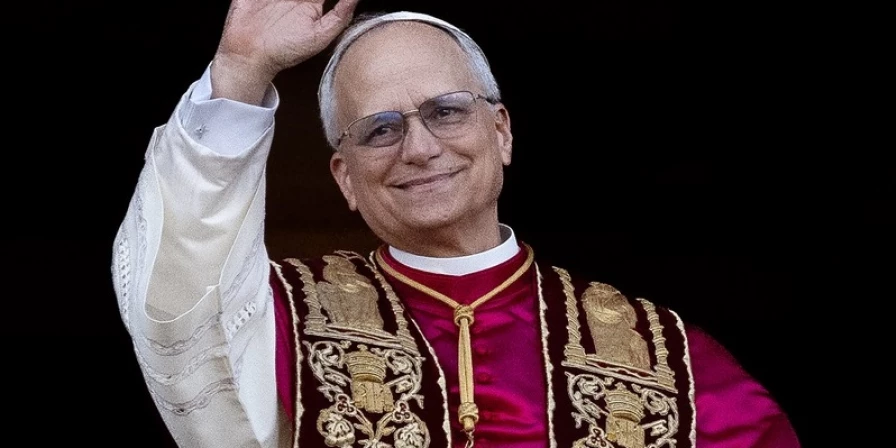 O papa apertou as mãos e ofereceu bênçãos a algumas pessoas na multidão antes de entrar no santuário.
