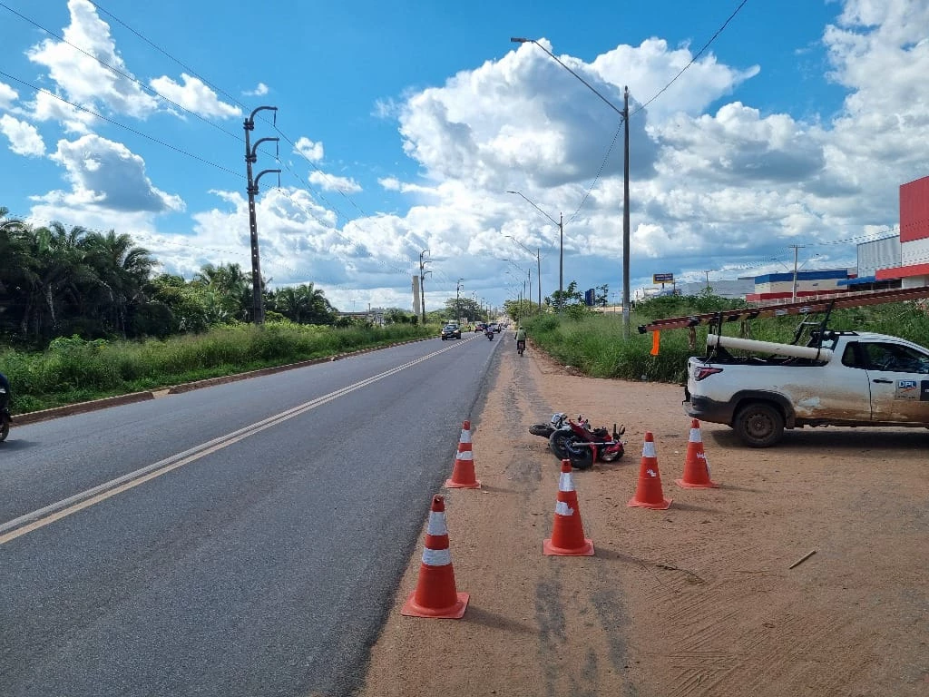 Colisão entre picape e moto deixa ferido grave em Imperatriz. (Foto: Divulgação/PRF)