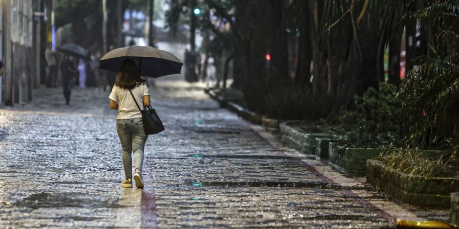 Frente fria avança e promete derrubar as temperaturas neste domingo