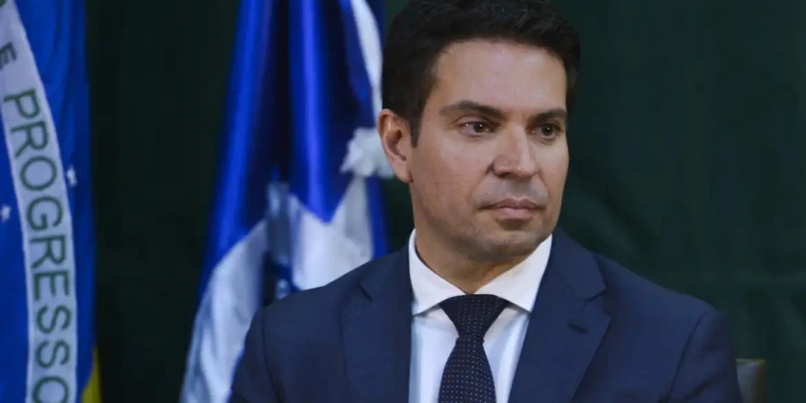 Com isso, Ramagem deve continuar respondendo por três crimes: golpe de Estado, organização criminosa armada e tentativa de abolição do Estado Democrático de Direito.