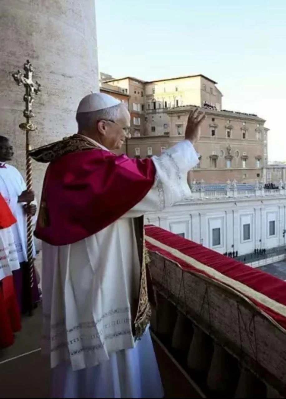 O Papa Leão XIV na sacada do Vaticano saudando a multidão