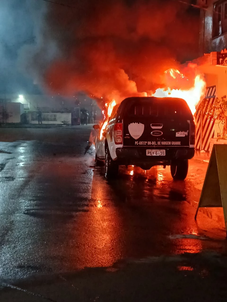 Incêndio destrói viatura policial em Itapecuru-Mirim. (Foto: Divulgação/Corpo de Bombeiros)
