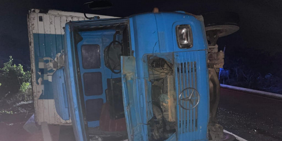 Caminhão tomba na BR-226 e deixa motorista gravemente ferido em Timon (Foto: Divulgação/PRF). ((Foto: Polícia Rodoviária Federal))