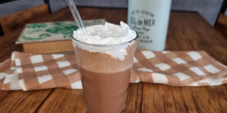 Substituir o whey de chocolate por whey de baunilha ou de morango também é uma opção interessante para variar o sabor da receita.