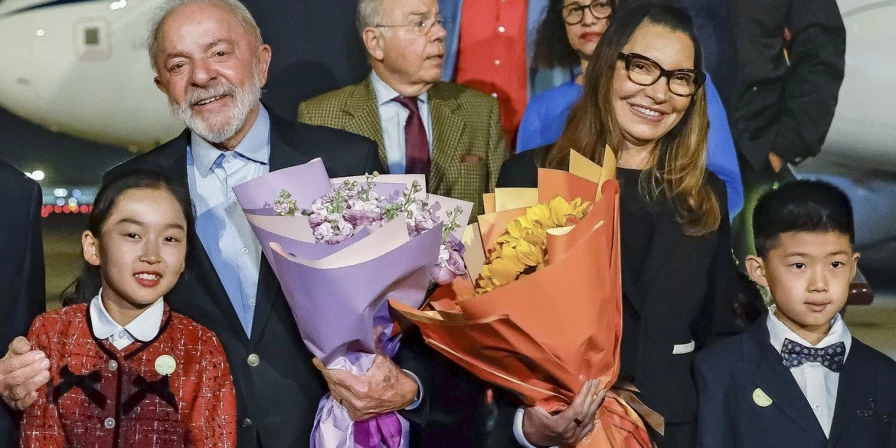 Essas reuniões ocorrerão ao longo da manhã, no hotel onde Lula está hospedado, noite de domingo no horário oficial de Brasília.