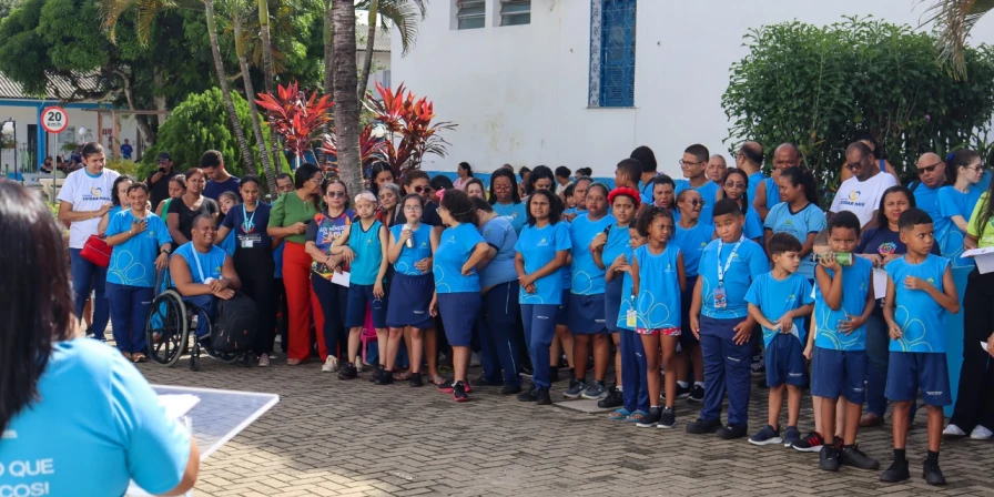 Alunos do CAEE Eney Santana participaram da abertura da IV Semana da Família.