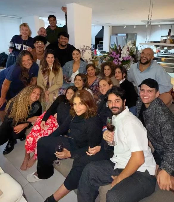 Preta Gil recebe amigos antes de partida para o exterior para tratamento contra o câncer.