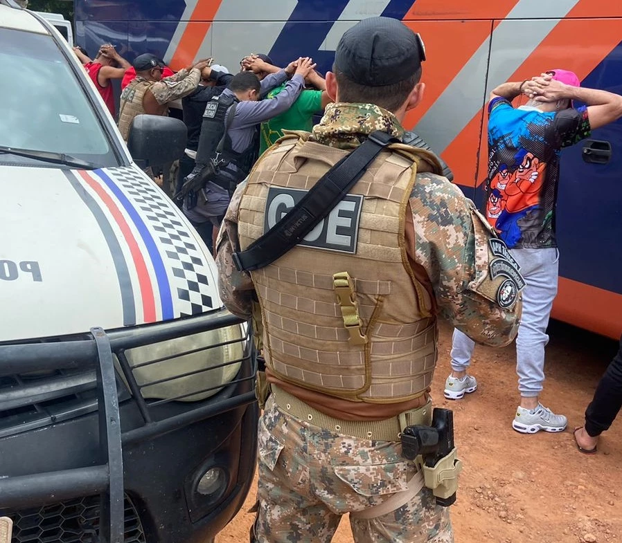 Passageira foi presa após confessar que transportava os 18 kg de maconha de São Paulo para o Maranhão. (Foto: divulgação / PM-MA)