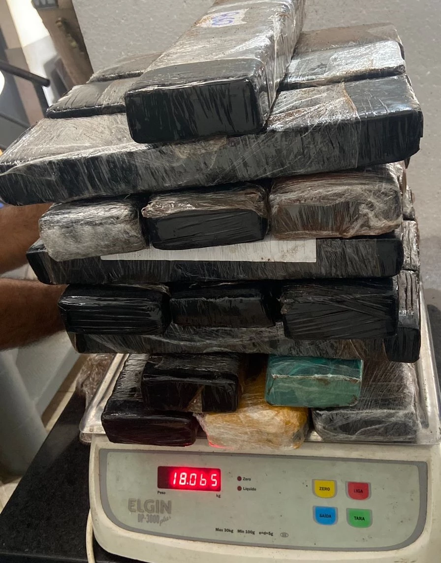 Droga avaliada em R$ 250 mil foi encontrada dentro de uma mala durante abordagem da PM a ônibus de turismo em Grajaú. (Foto: Divulgação / PM-MA)