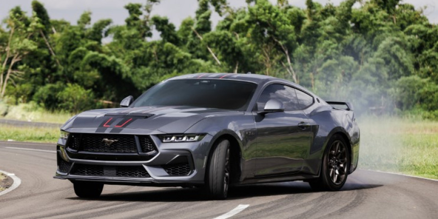 O novo Ford Mustang GT Performance Manual 2025 é uma edição limitada de 200 unidades no Brasil, custando R$ 600 mil, com placa numerada que reforça seu caráter de colecionador. (Foto: Divulgação)