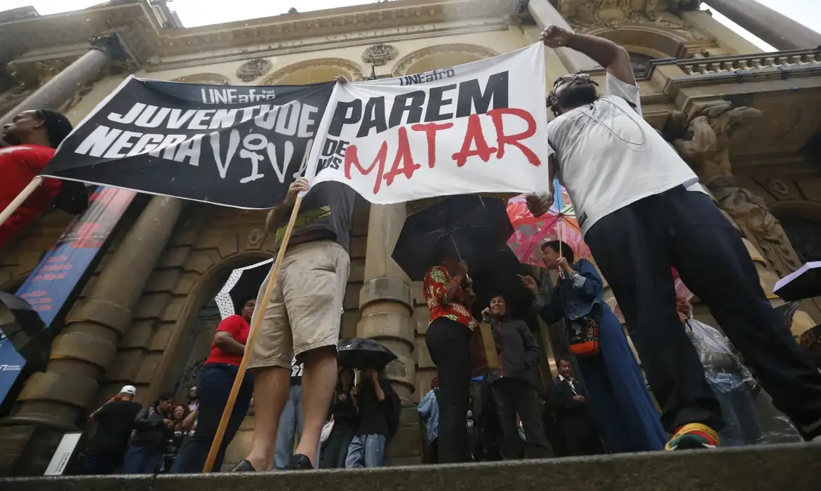 Risco de negro ser vítima de homicídio é 2,7 vezes maior no Brasil. (Foto: Paulo Pinto/Agência Brasil)