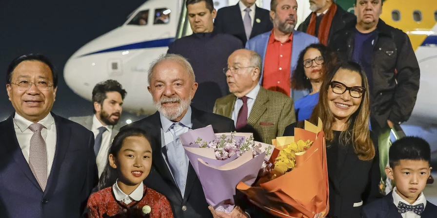 Lula durante desembarque no aeroporto internacional de Pequim