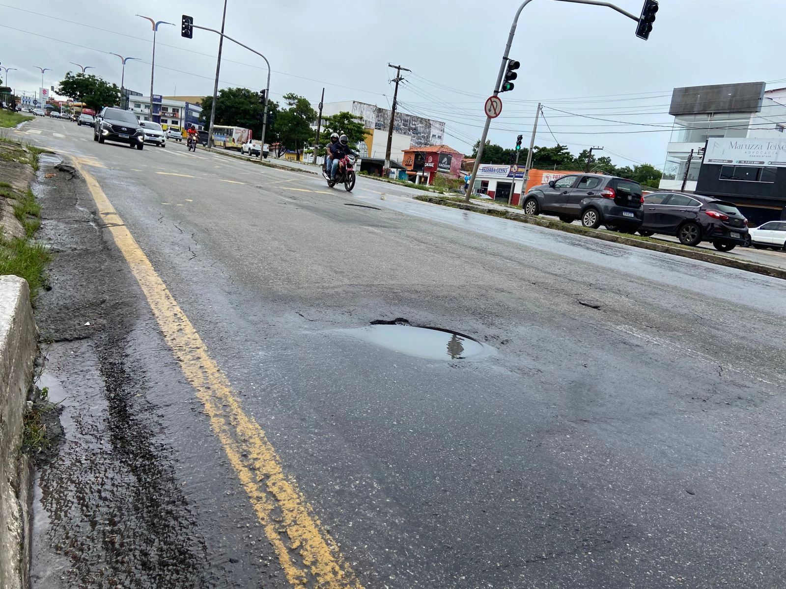 Bueiro sem tampa e entupido na Avenida Jerônimo de Albuquerque. Foto: Imirante.com