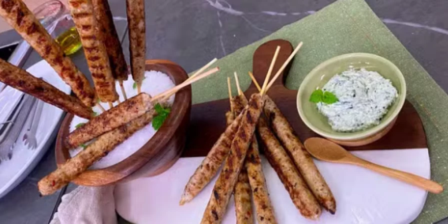 Espetinho de frango com quinoa.