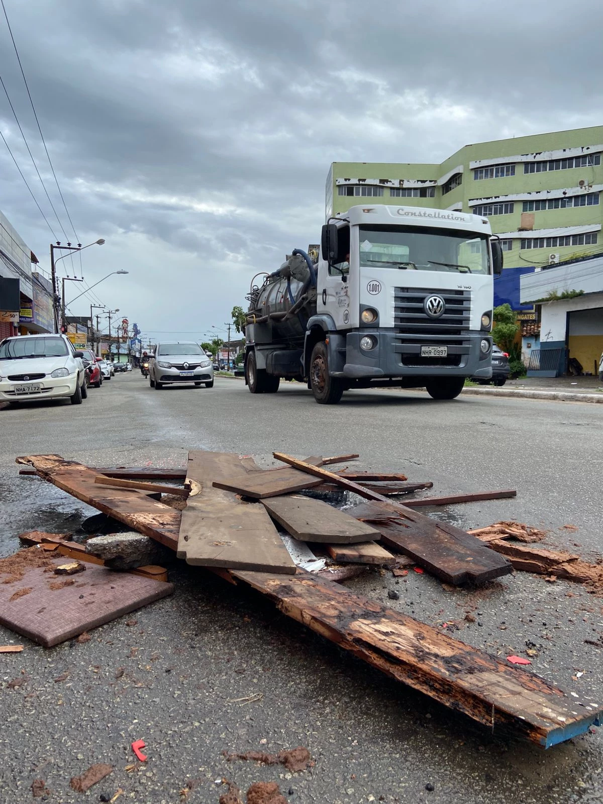 Bueiro entupido e sem tampa na Avenida Kennedy, em São Luís.