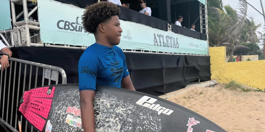 O surfista Kadu Pakinha é uma das revelações do esporte do Maranhão.