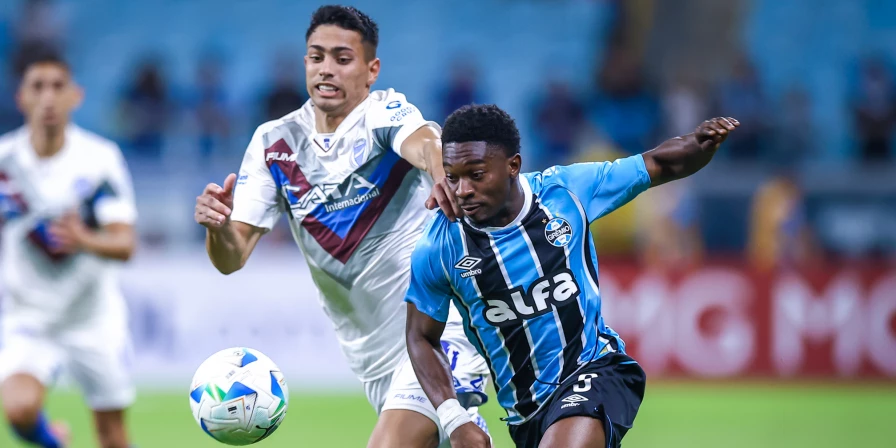 Lance da partida entre Grêmio e Godoy Cruz, pela Copa Sul-Americana.