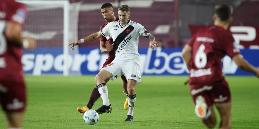 Lance da partida entre Lanús e Vasco, pela Copa Sul-Americana.